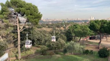 Madrid Cableway, Telefrico de Madrid. Madrid, İspanya 'nın göbeğinde kablolu bir araba. İspanyol başkenti. Ünlü mimari ve şehir manzarası. Şehir toplu taşımacılığı. 
