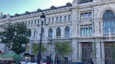 Sokak manzarası Madrid, İspanya 'daki şehir merkezi binalarını gösteriyor. İspanyol başkenti. Ünlü mimari ve şehir manzarası. Kentsel