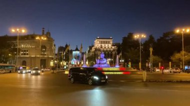 Sokak manzarası Madrid, İspanya 'daki şehir merkezi binalarını gösteriyor. İspanyol başkenti. Ünlü mimari ve şehir manzarası. Kentsel