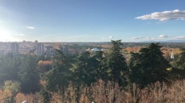 İspanya 'nın Madrid şehrindeki büyük şehir parkında. İspanyol başkenti. Ünlü mimari ve şehir manzarası. Kentsel