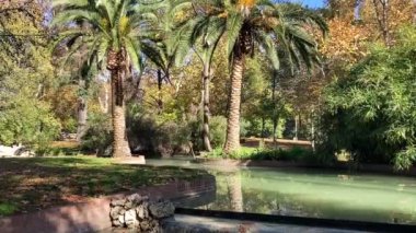 İspanya 'nın Madrid şehrindeki büyük şehir parkında. İspanyol başkenti. Ünlü mimari ve şehir manzarası. Kentsel