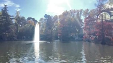 İspanya 'nın Madrid şehrindeki büyük şehir parkında. İspanyol başkenti. Ünlü mimari ve şehir manzarası. Kentsel