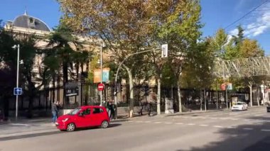 Sokak manzarası Madrid, İspanya 'daki şehir merkezi binalarını gösteriyor. İspanyol başkenti. Ünlü mimari ve şehir manzarası. Kentsel