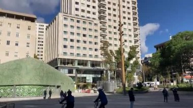 Sokak manzarası Madrid, İspanya 'daki şehir merkezi binalarını gösteriyor. İspanyol başkenti. Ünlü mimari ve şehir manzarası. Kentsel