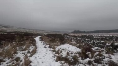 Kışın İskoçya 'da tepe yürüyüşü. Glen Vale İskoçya 'nın göbeğinde, Doğu ve Batı Lomond tepeleri arasında. Kışın buz ve kar. Ağaçlar ve çalılar buzla kaplı. Dağlar ve Glenler.