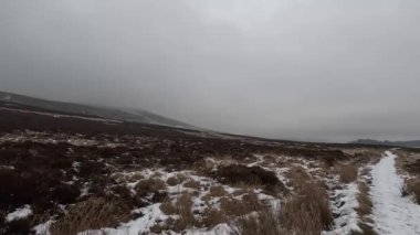 Kışın İskoçya 'da tepe yürüyüşü. Glen Vale İskoçya 'nın göbeğinde, Doğu ve Batı Lomond tepeleri arasında. Kışın buz ve kar. Ağaçlar ve çalılar buzla kaplı. Dağlar ve Glenler.