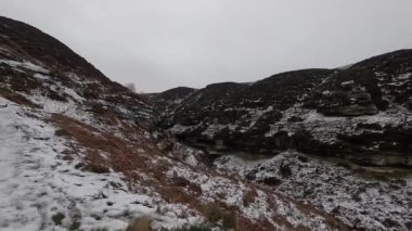 Kışın İskoçya 'da tepe yürüyüşü. Glen Vale İskoçya 'nın göbeğinde, Doğu ve Batı Lomond tepeleri arasında. Kışın buz ve kar. Ağaçlar ve çalılar buzla kaplı. Dağlar ve Glenler.
