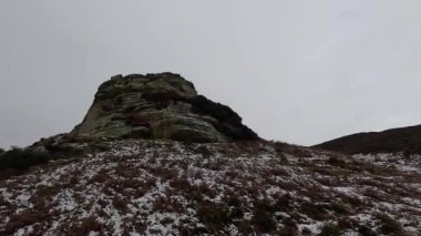 Doğu ve Batı Lomond tepeleri arasında, İskoçya 'nın göbeğindeki Glen Vale' de John Knox 'un Kürsü yamacı. Kışın buz ve kar