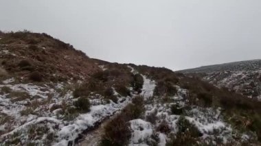 Kışın İskoçya 'da tepe yürüyüşü. Glen Vale İskoçya 'nın göbeğinde, Doğu ve Batı Lomond tepeleri arasında. Kışın buz ve kar. Ağaçlar ve çalılar buzla kaplı. Dağlar ve Glenler.