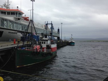 İskoçya 'daki Orkney Adaları' ndaki Stromness Limanı. Rıhtımdaki teknelerle kasvetli bir gün.