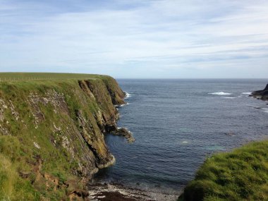 İskoçya 'daki Orkney Adaları' nın engebeli kayalık kıyı şeridi. Kasvetli bir gün. Dramatik uçurum yüzleri ve okyanus dalgaları. Kuzey Denizi. 