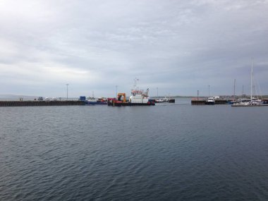 İskoçya 'daki Orkney Adaları' ndaki Stromness Limanı. Rıhtımdaki teknelerle kasvetli bir gün.