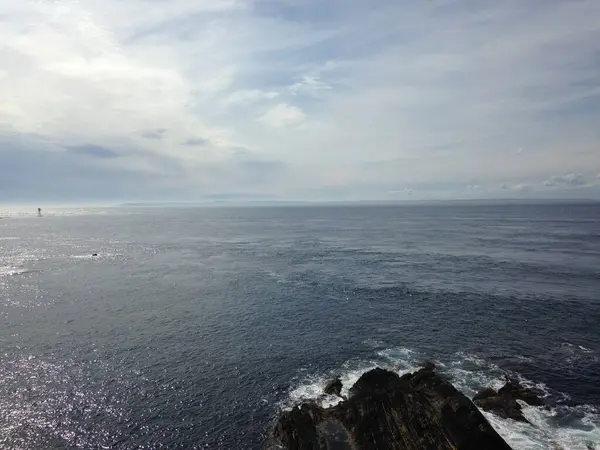 İskoçya 'daki Orkney Adaları' nın engebeli kayalık kıyı şeridi. Kasvetli bir gün. Dramatik uçurum yüzleri ve okyanus dalgaları. Kuzey Denizi. 