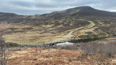 Yuvarlanan tepeleri ve vadisi olan İskoç dağları. Glengoulandie, Perthshire yakınlarında.
