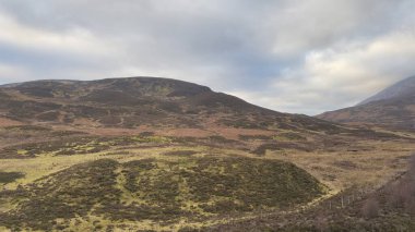 Yuvarlanan tepeleri ve vadisi olan İskoç dağları. Glengoulandie, Perthshire yakınlarında.