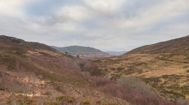Aberfeldy yakınlarındaki Dun Coillich 'ten Schihallian Munro Dağı manzarası. İskoç dağları. Perthshire 'da. Ünlü dağ zirvesi ve yuvarlanan İskoç kırsalı. Heather ve yamaç