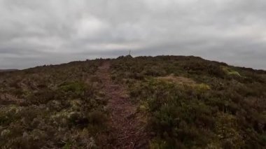 İskoçya İskoçya 'da tepe yürüyüşü. Aberfeldy, Perthshire yakınlarındaki Dun Coillich tepesinde. Schihallian adı verilen ünlü Munro dağının yakınında sık sık uzaklarda belirir. Sonbahar renkleri ve kahverengi fundalık arazide büyüyor..