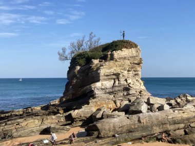 Neptune Çocuk Heykeli Rock Camello Playa. Santander, Kuzey İspanya. Sahilde ünlü heykeli olan sahil manzarası