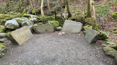 Robert Burns 'ün 1787' de İskoç aşk şarkısını yazdığı Aberfeldy Birks 'ün ünlü yürüyüşündeki anıtı. Turizm merkezi ve doğal konum.