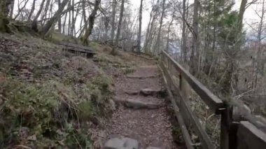 Aberfeldy 'nin Birks' ü, Robert Burns 'ün 1787' de İskoç aşk şarkısını yazdığı Moness Burn boyunca yürür. Turistik bir yer ve doğal bir yer. Moness Şelalesi