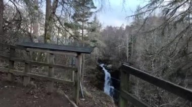 Aberfeldy 'nin Birks' ü, Robert Burns 'ün 1787' de İskoç aşk şarkısını yazdığı Moness Burn boyunca yürür. Turistik bir yer ve doğal bir yer. Moness Şelalesi