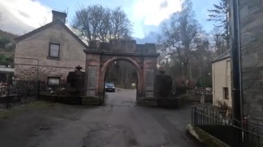 Aberfeldy 'nin Birks' ü, Robert Burns 'ün 1787' de İskoç aşk şarkısını yazdığı Moness Burn boyunca yürür. Turistik bir yer ve doğal bir yer. Moness Şelalesi