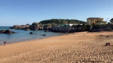 İspanya 'nın kuzey kıyısında, Santander' de El Sardinero 'nun güzel kumlu plajı. Güneşli bir günde dalgalarla okyanus manzarası. 