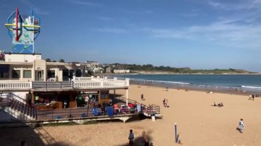 İspanya 'nın kuzey kıyısında, Santander' de El Sardinero 'nun güzel kumlu plajı. Güneşli bir günde dalgalarla okyanus manzarası. 