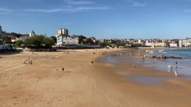 İspanya 'nın kuzey kıyısında, Santander' de El Sardinero 'nun güzel kumlu plajı. Güneşli bir günde dalgalarla okyanus manzarası