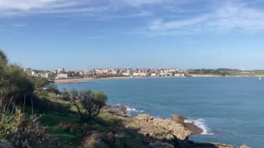 Muelle de las Carabelas. El Hombre ve La Mar Müzesi. İspanya 'da Santander' in kuzey sahillerinde sergilenen gemiler.  
