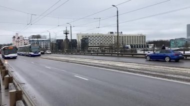 Letonya 'da Riga caddelerinde tramvay. Soğuk karlı bir gün. Şehrin sokak manzarası.