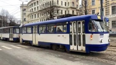 Letonya 'da Riga caddelerinde tramvay. Soğuk karlı bir gün. Şehrin sokak manzarası.