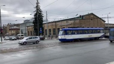 Letonya 'da Riga caddelerinde tramvay. Soğuk karlı bir gün. Şehrin sokak manzarası.