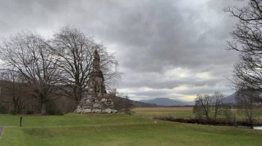 Aberfeldy 'deki Black Watch Anıtı. Tay nehrinin karşısındaki antik İskoç binası. İskoçya Dağları Tartan