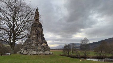 Aberfeldy 'deki Black Watch Anıtı. Tay nehrinin karşısındaki antik İskoç binası. İskoçya Dağları Tartan
