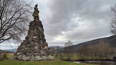 Aberfeldy 'deki Black Watch Anıtı. Tay nehrinin karşısındaki antik İskoç binası. İskoçya Dağları Tartan
