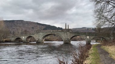 Aberfeldy 'deki Wades Köprüsü. Tay nehrinin karşısındaki antik İskoç binası. İskoçya İskoçya