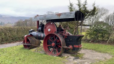 Aberfeldy 'de halka açık bir parkta eski bir buharlı yol silindiri. İskoçya Dağları. Britanya endüstriyel geçmişi. Buharlı yer değiştirme.