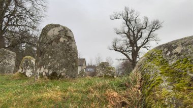 Croft Moraig Taş Çemberi. Tarih öncesi taş çemberi Neolitik ve Bronz Çağı. İskoçya 'nın kırsal kesimlerinde Lochs, Glens ve Mountains. Güzel manzara