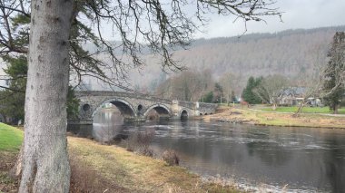 Tay Nehri 'nin karşısındaki Kenmore Köprüsü. Tayoung. İskoçya İskoçya 'daki göl ve tepelerin manzara manzarası
