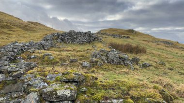 Tomnadashan 'da terk edilmiş bakır madeni. Caerbannog Mağarası olarak da bilinir. Monty Python 'un 