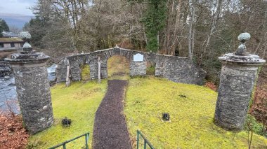 Killin, Loch Tay 'deki McNab defin adasının antik İskoç giriş kapısı. İskoçya mirası ve tarihi