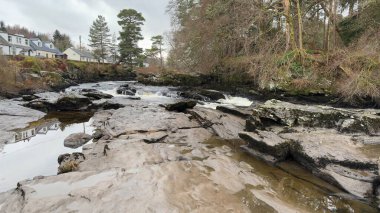 Killin 'deki Dochart Şelaleleri. Tay Nehri 'nin Loch Tay' e katıldığı yer. İskoçya Dağları