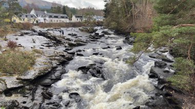 Killin 'deki Dochart Şelaleleri. Tay Nehri 'nin Loch Tay' e katıldığı yer. İskoçya Dağları