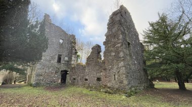 Finlarig Kalesi. Eski İskoç harabesi. Campbell Klanı. Killin 'deki İskoçya İskoçya' daki Tay Gölü.