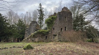 Aberfeldy 'deki Wades Köprüsü. Tay nehrinin karşısındaki antik İskoç binası. İskoçya İskoçya
