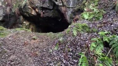 Tomnadashan 'da terk edilmiş bakır madeni. Caerbannog Mağarası olarak da bilinir. Monty Python 'un 