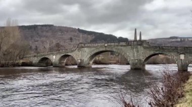 Aberfeldy 'deki Wades Köprüsü. Tay nehrinin karşısındaki antik İskoç binası. İskoçya İskoçya