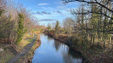İskoçya 'daki Edinburgh Union Kanalı. Açık gökyüzü ile aydınlık bir gün. İskoç şehir merkezinde bir su yolu. İskoçya
