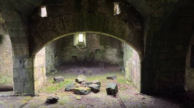 Dowhill Şatosu, İskoç topraklarındaki harabe. Eski terk edilmiş tarihi ortaçağ mimarisi manzarası